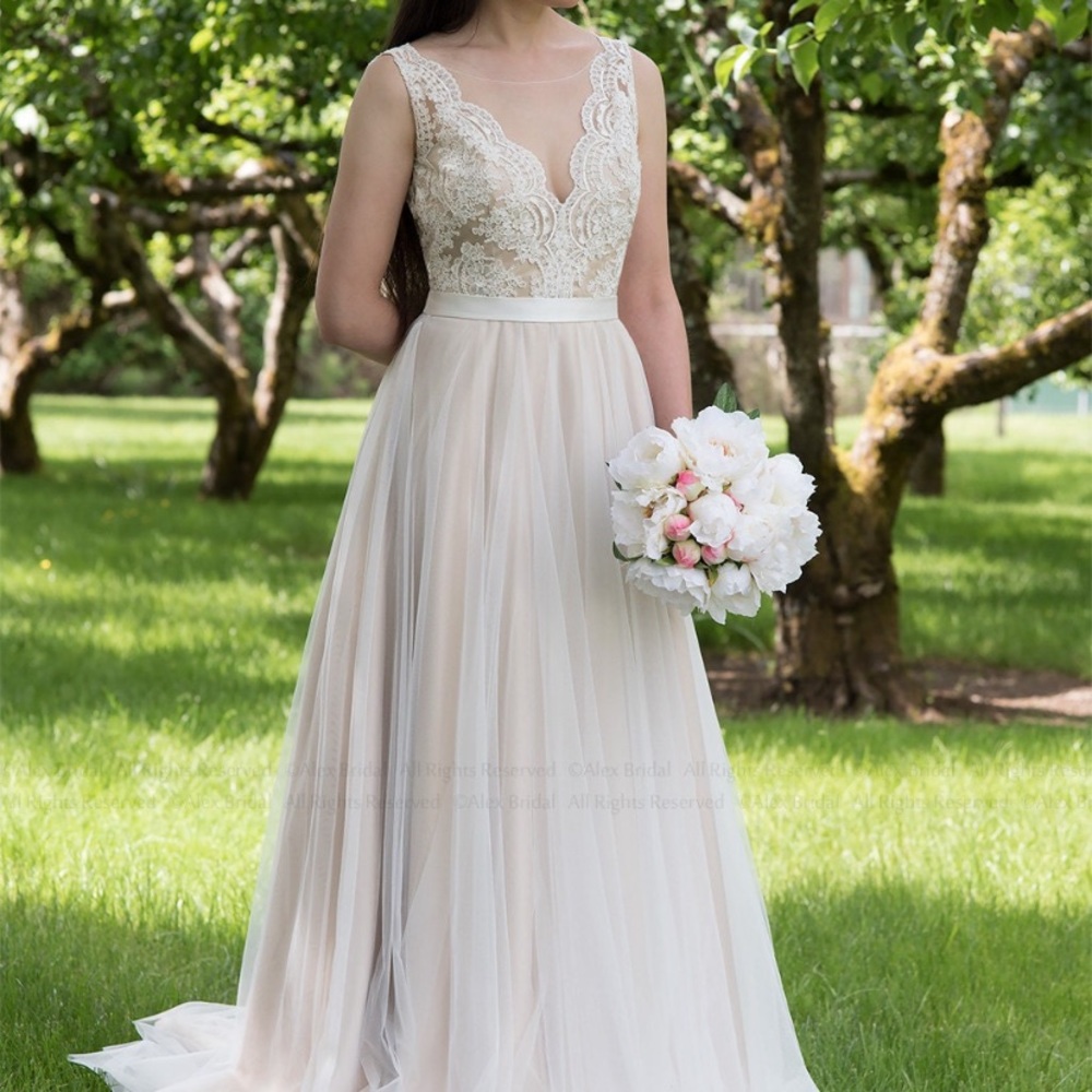 BEAUTIFUL Size 16 Lace and Tulle Wedding Gown